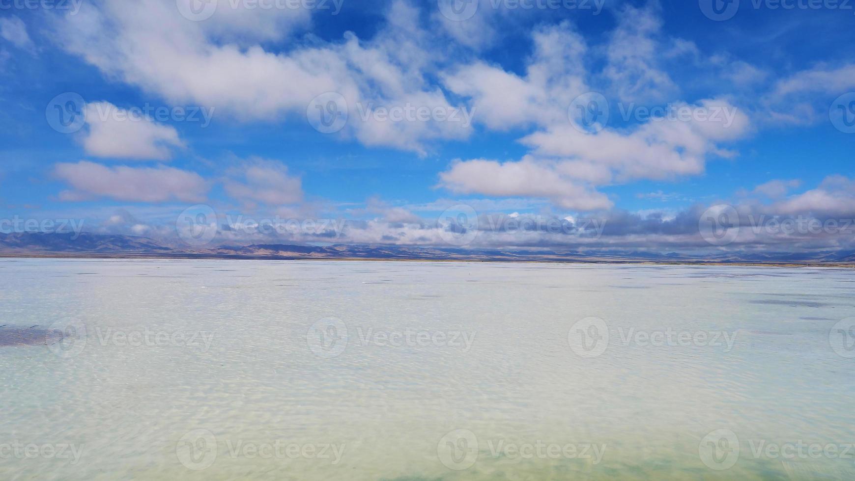 majestätische schöne landschaft des caka-salzsees in qinghai china foto