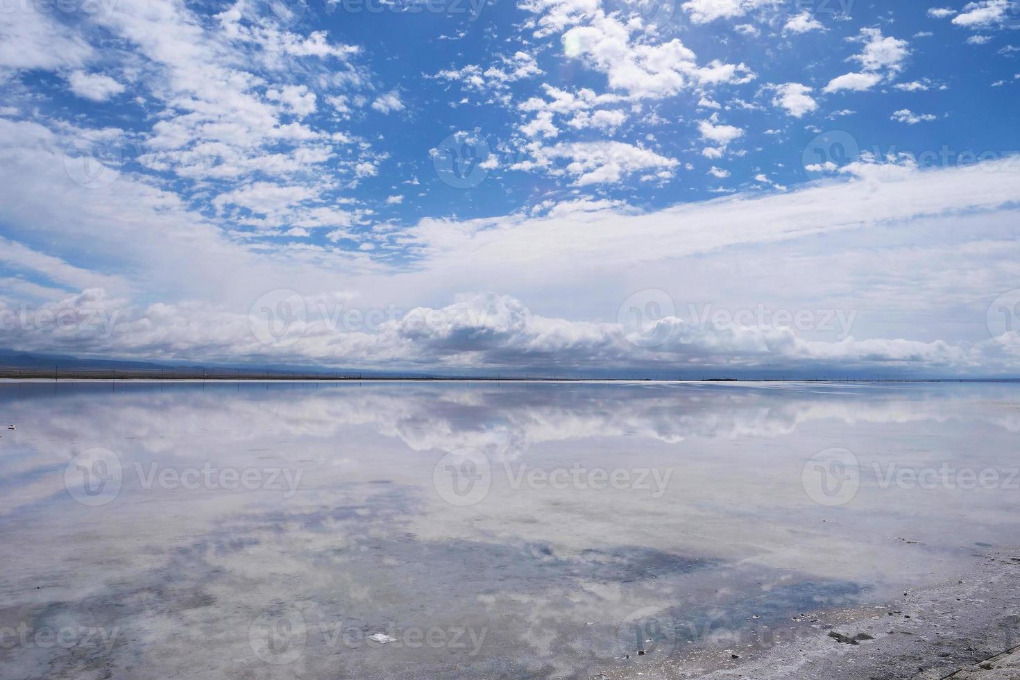 majestätische schöne landschaft des caka-salzsees in qinghai china foto