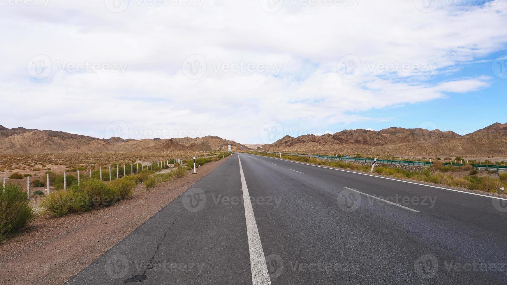 Autobahn Straße blauer Himmel sonnigen Tag in Qinghai China foto