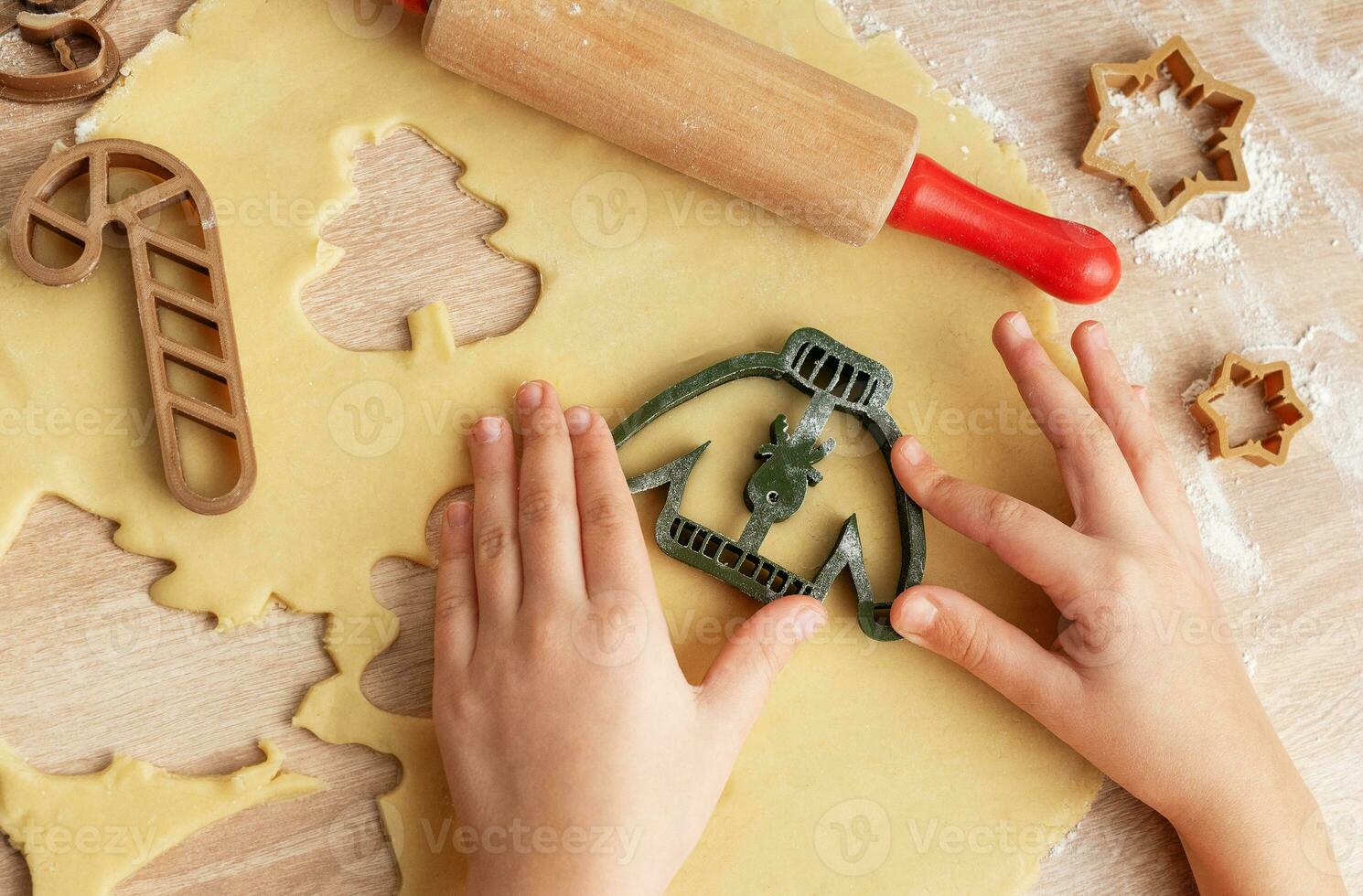 Kinder- Hände mit Lebkuchen Kekse auf hölzern Hintergrund foto