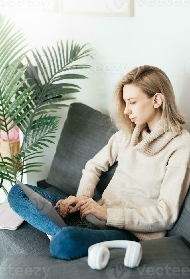 jung Frau Arbeiten auf Laptop im Zuhause foto
