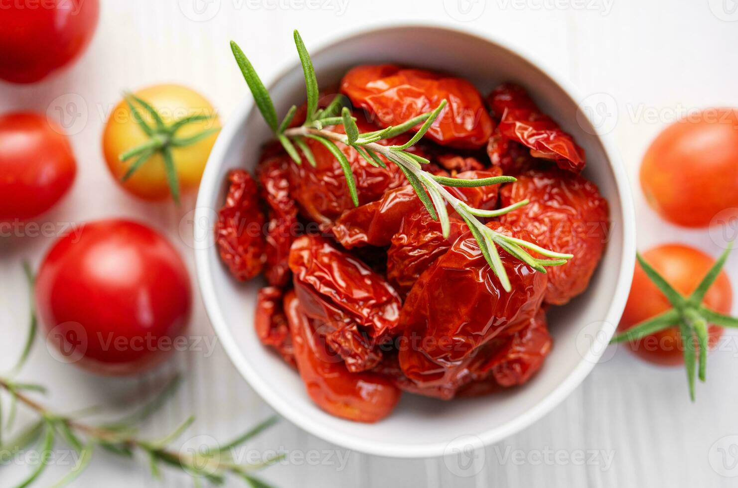 Schüssel mit Sonne getrocknet Tomaten mit frisch Kräuter und Gewürze. foto