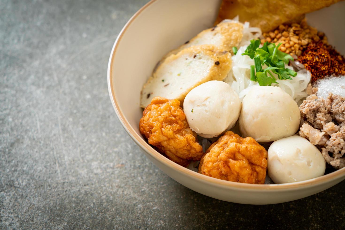 Reisnudeln mit Fischbällchen und Garnelenbällchen ohne Suppe foto