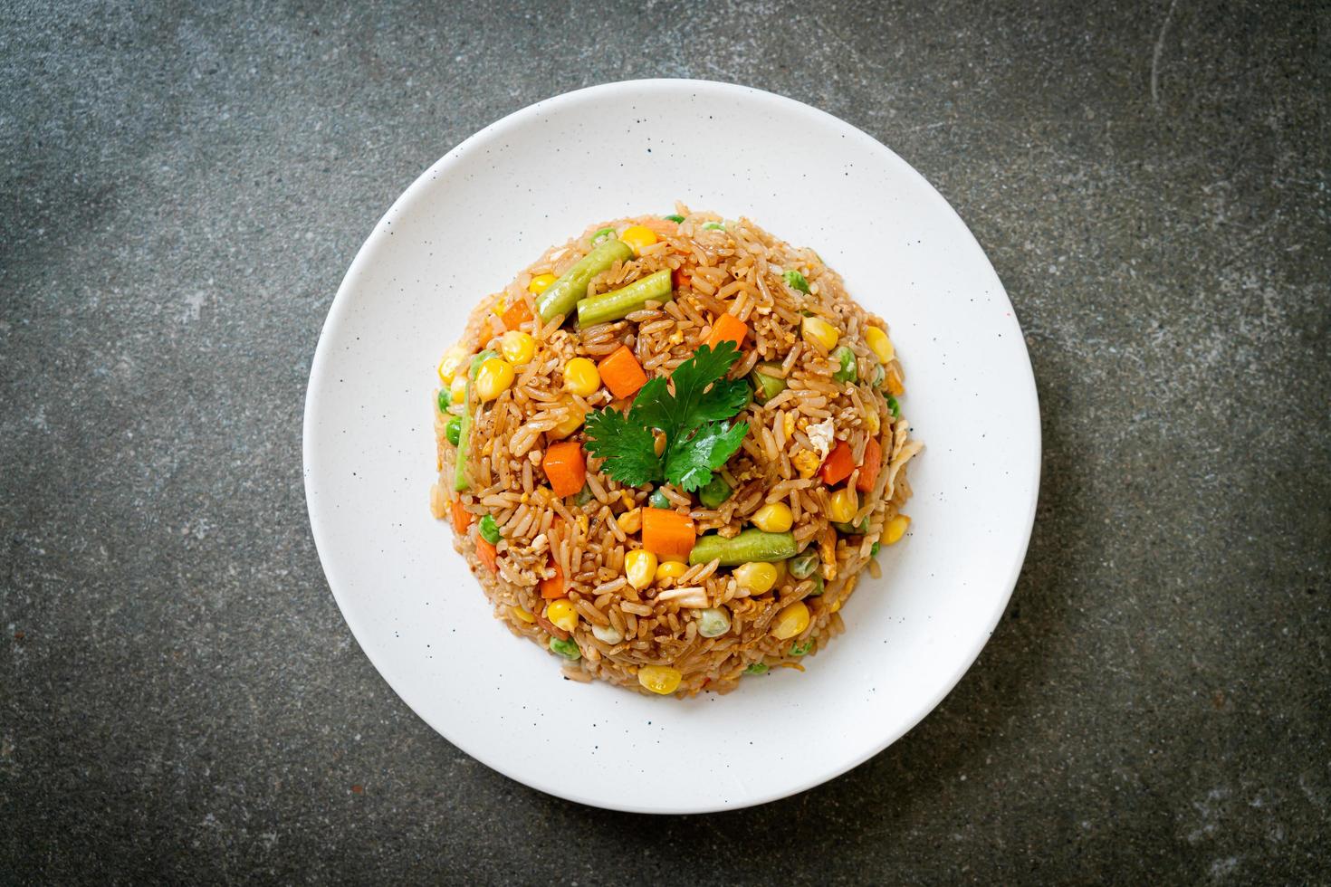 gebratener Reis mit grünen Erbsen, Karotten und Mais foto