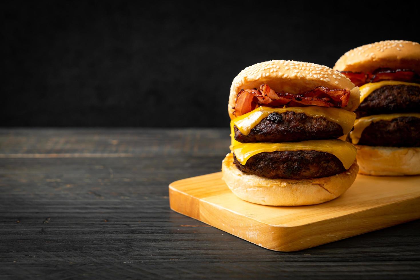 Hamburger oder Rindfleischburger mit Käse und Speck foto