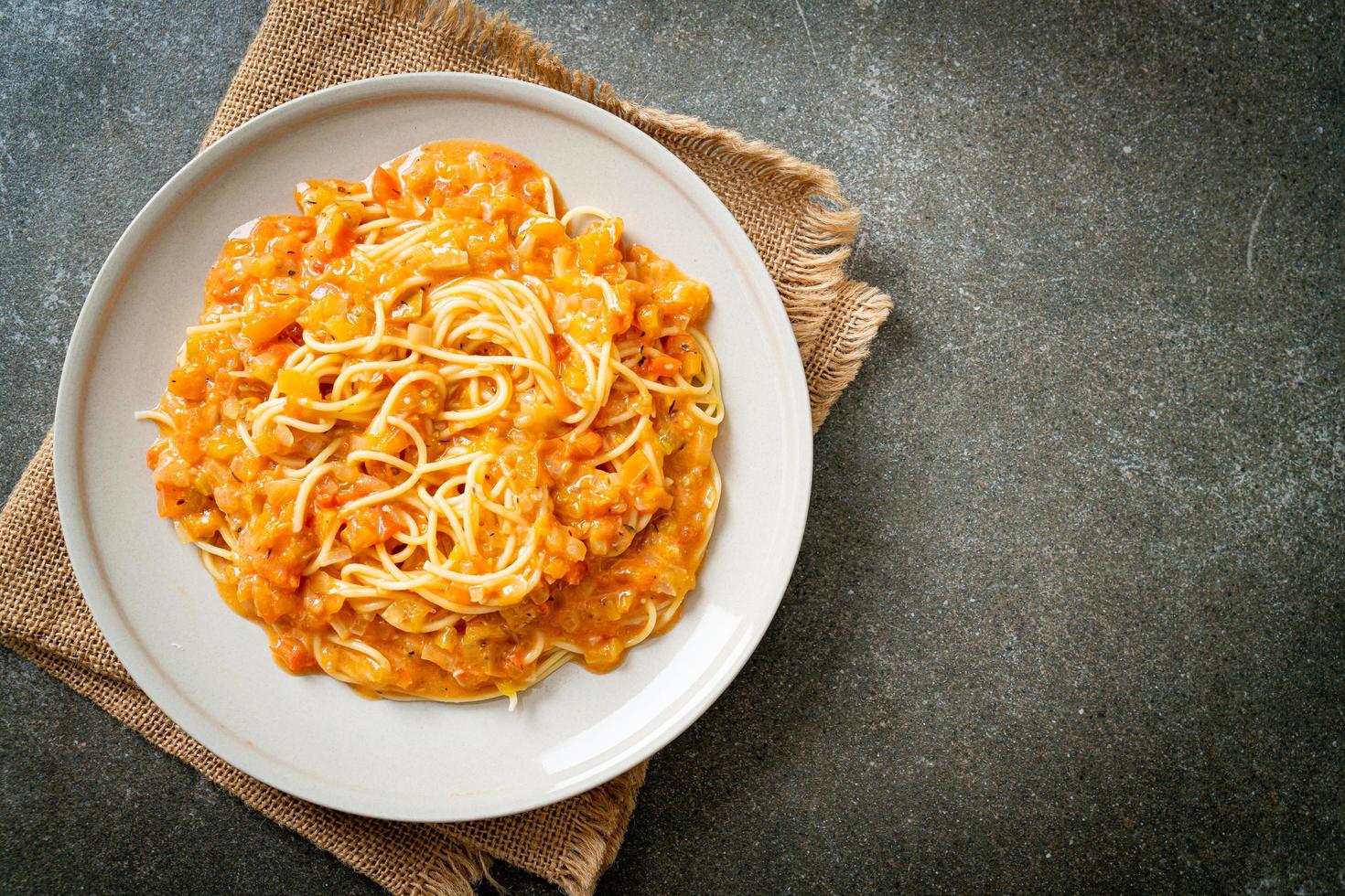 Spaghetti Nudeln mit cremiger Tomatensauce foto