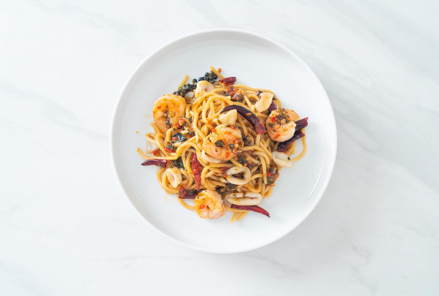 scharfe Spaghetti Meeresfrüchte auf Teller foto