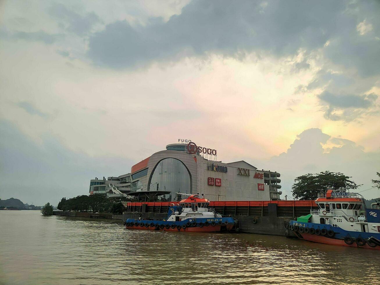 samarinda Kalimantan Timur, Indonesien 08 November 2023. Aussicht von Hotel Gebäude auf das Kante von das Mahakam Fluss, Osten Kalimantan foto