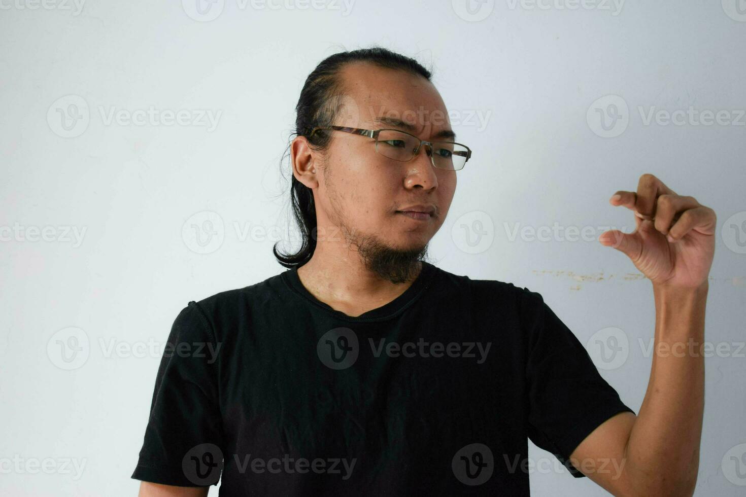 Erwachsene asiatisch Mann tragen schwarz T-Shirt foto