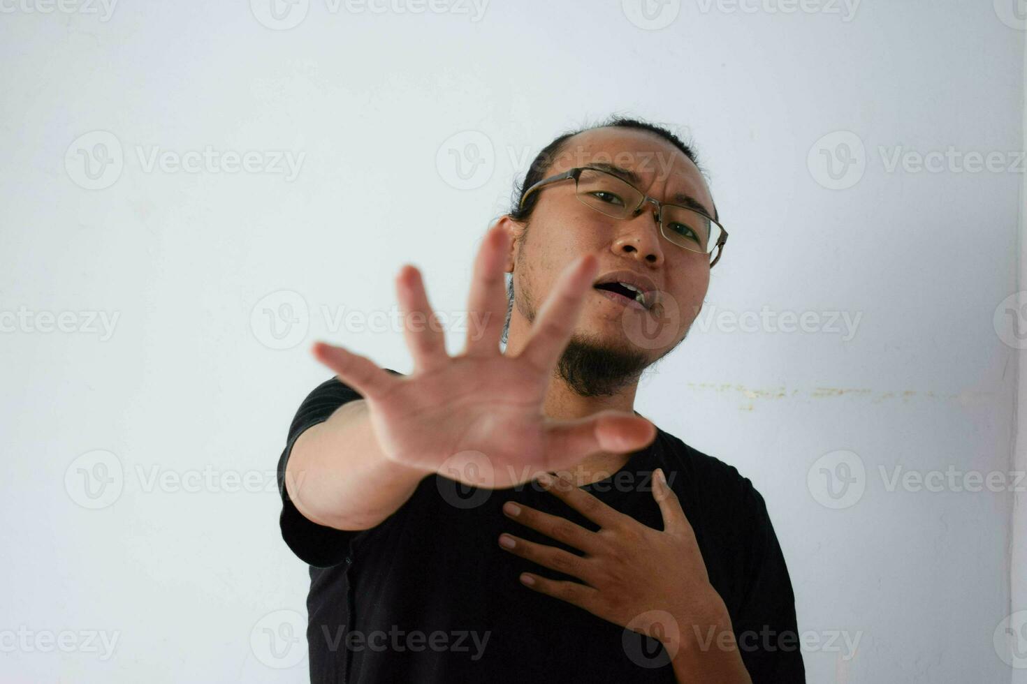 Erwachsene asiatisch Mann tragen schwarz T-Shirt foto