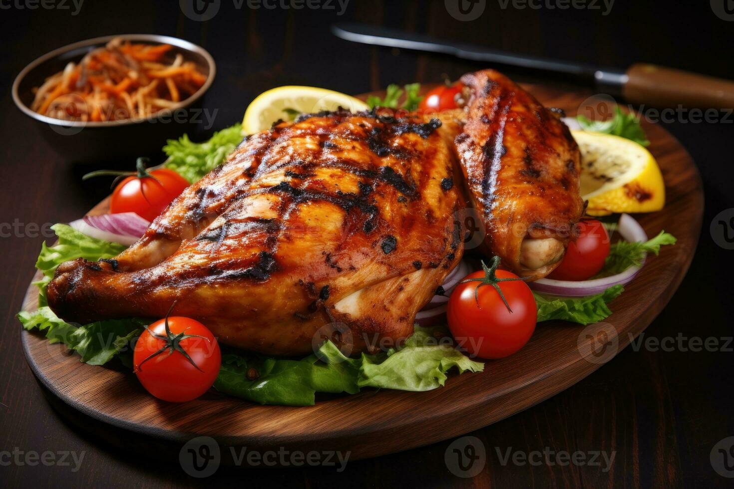 gegrillt Hähnchen mit Gemüse auf ein hölzern Platte. dunkel Hintergrund, köstlich gegrillt Huhn, ai generiert foto