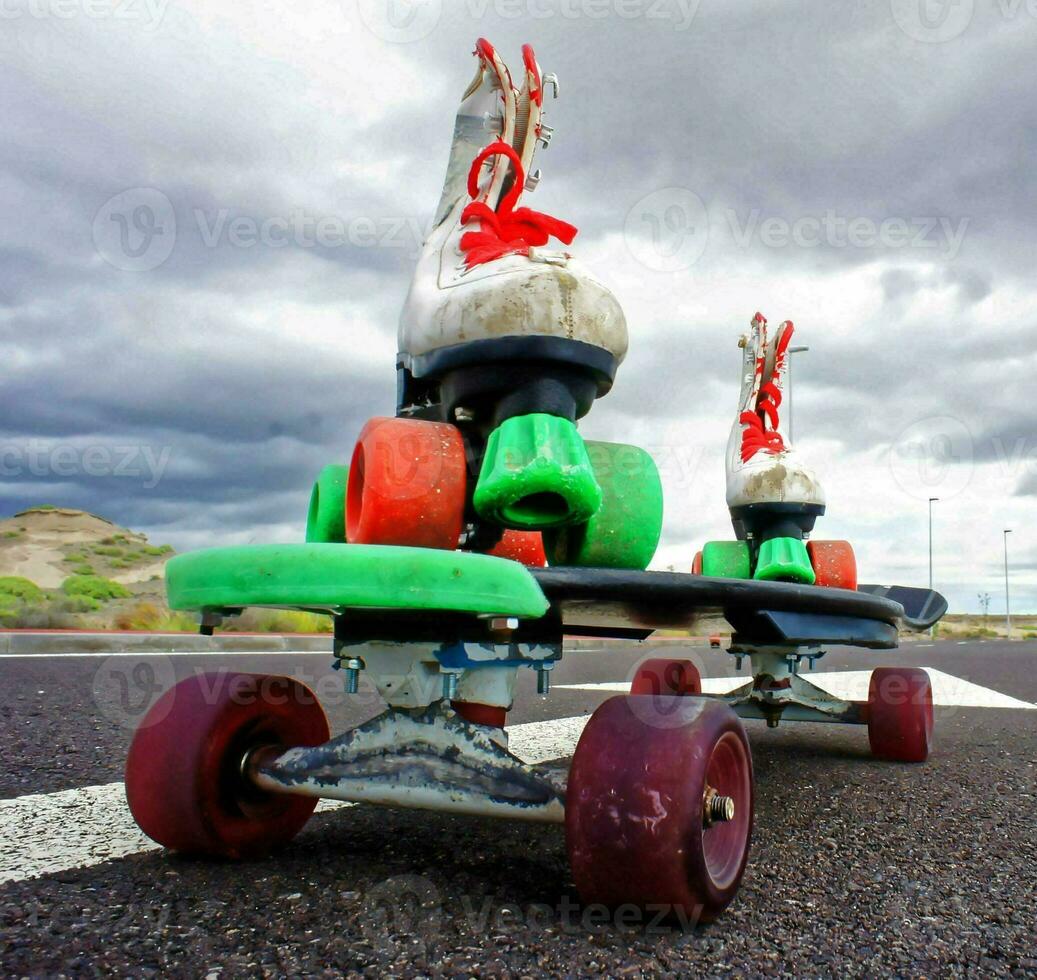 Rollschuhe und Skateboard foto