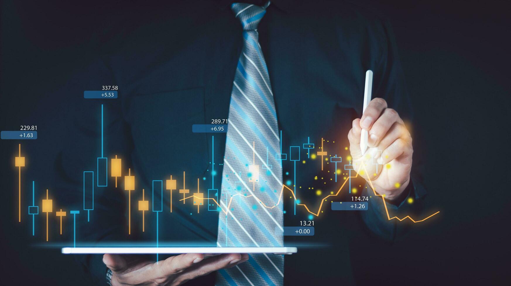 geschäftsmann, der virtuelles technisches diagramm und diagramm für analyseaktienmarkt, technologieinvestitionen und wertinvestitionskonzept zeichnet. foto