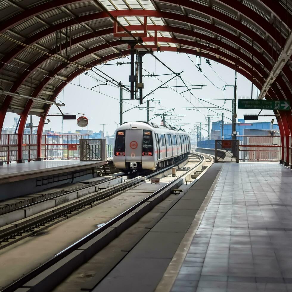 Neu Delhi Indien - - Oktober 09 2023 - - Delhi Metro Zug ankommen beim jhandewalan Metro Bahnhof im Neu Delhi, Indien, Asien, Öffentlichkeit Metro Abflug von jhandewalan Bahnhof foto