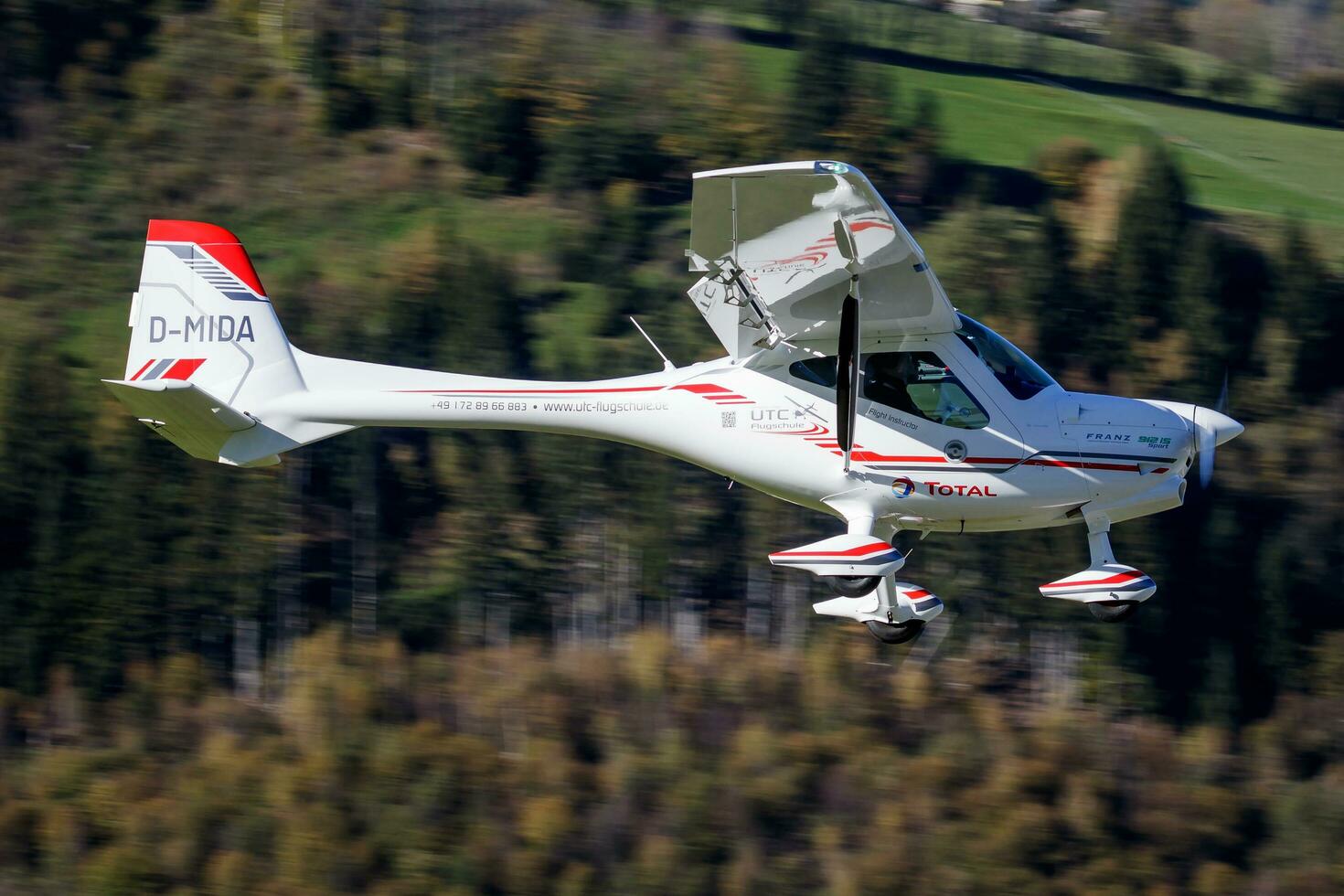 kommerziell Flugzeug beim Flughafen und Flugplatz. klein und Sport Flugzeug. Allgemeines Luftfahrt Industrie. vip Transport. bürgerlich Nützlichkeit Transport. fliegen und fliegend. foto