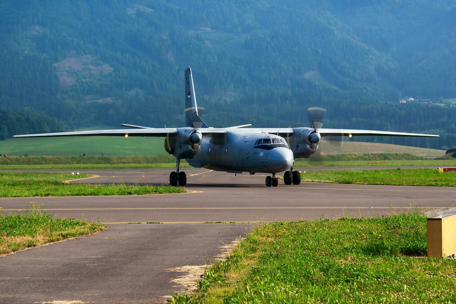 Militär- Transport Flugzeug beim Luft Base. Luft Macht Flug Betrieb. Luftfahrt und Flugzeug. Luft Verteidigung. Militär- Industrie. fliegen und fliegend. foto