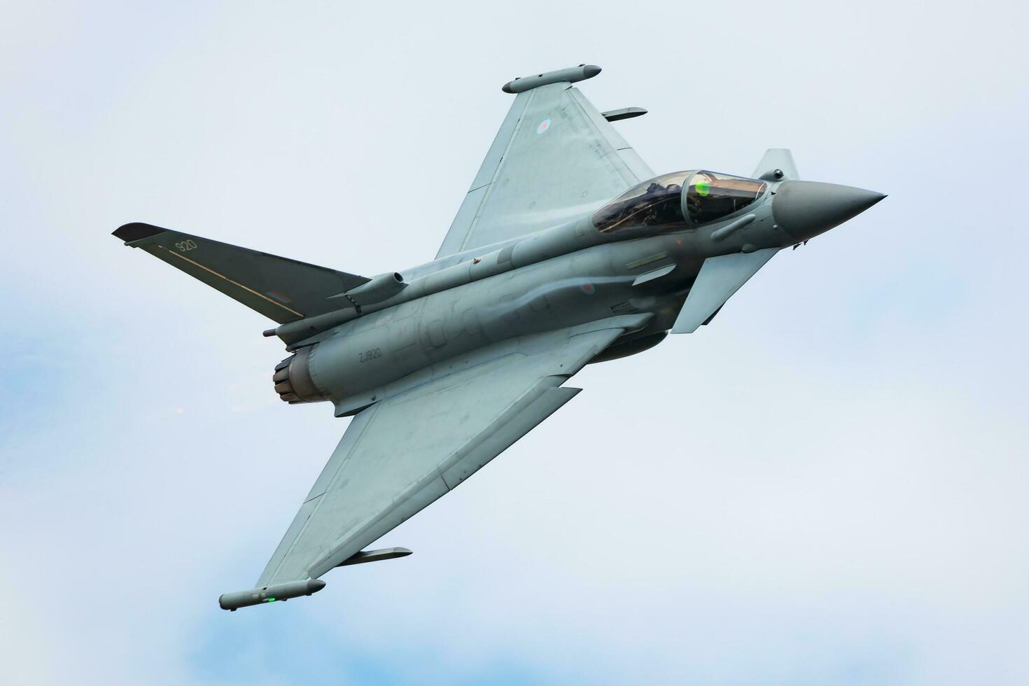königlich Luft Macht eurofighter Taifun Kämpfer Jet Flugzeug fliegend. Luftfahrt und Militär- Flugzeug. foto