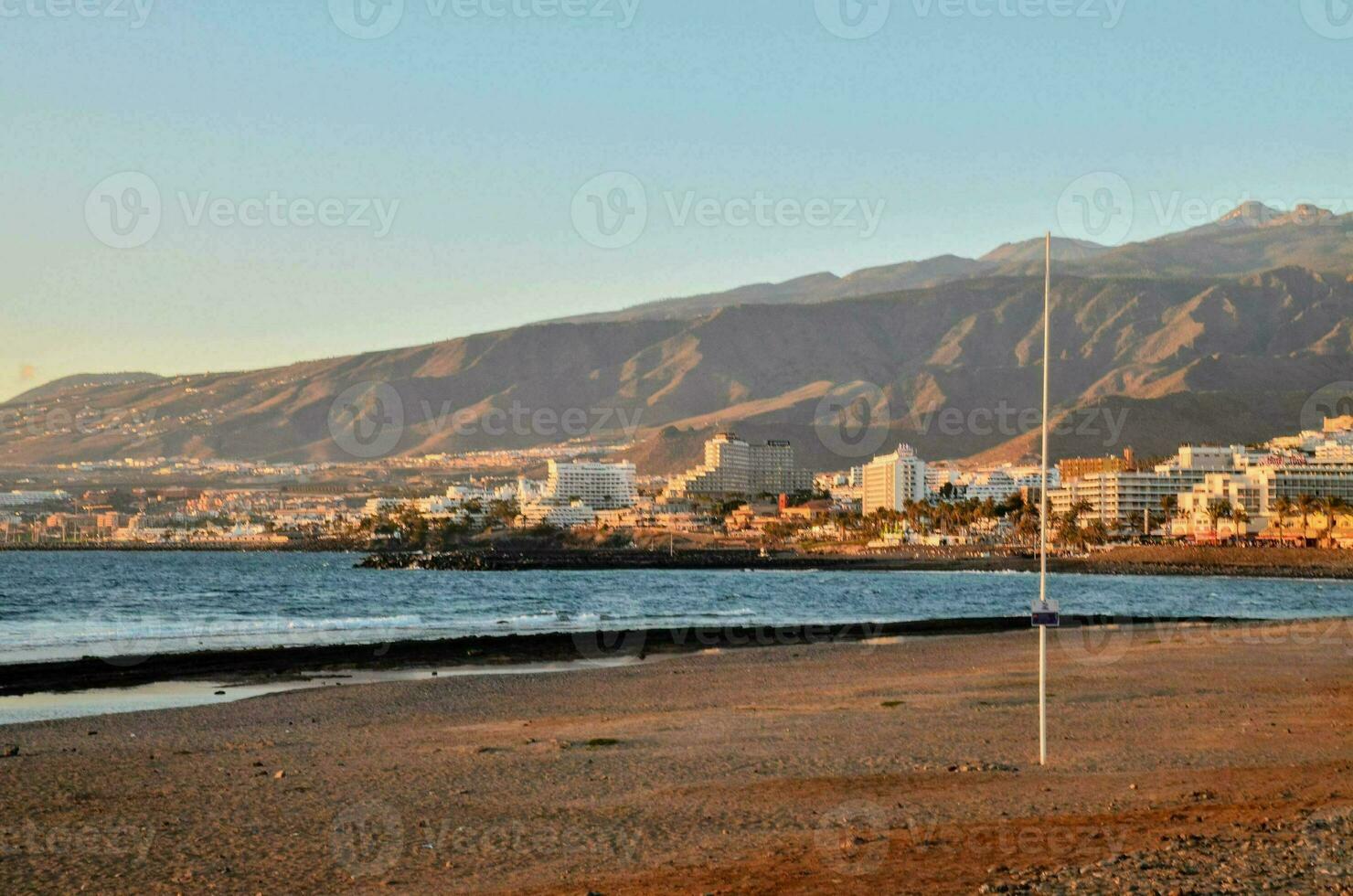 ein Strand mit Berge im das Hintergrund foto