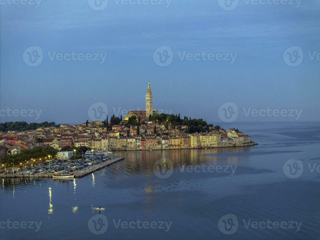 Drohne Bild von das historisch kroatisch Küsten Stadt, Dorf von rovinj während Sonnenaufgang foto