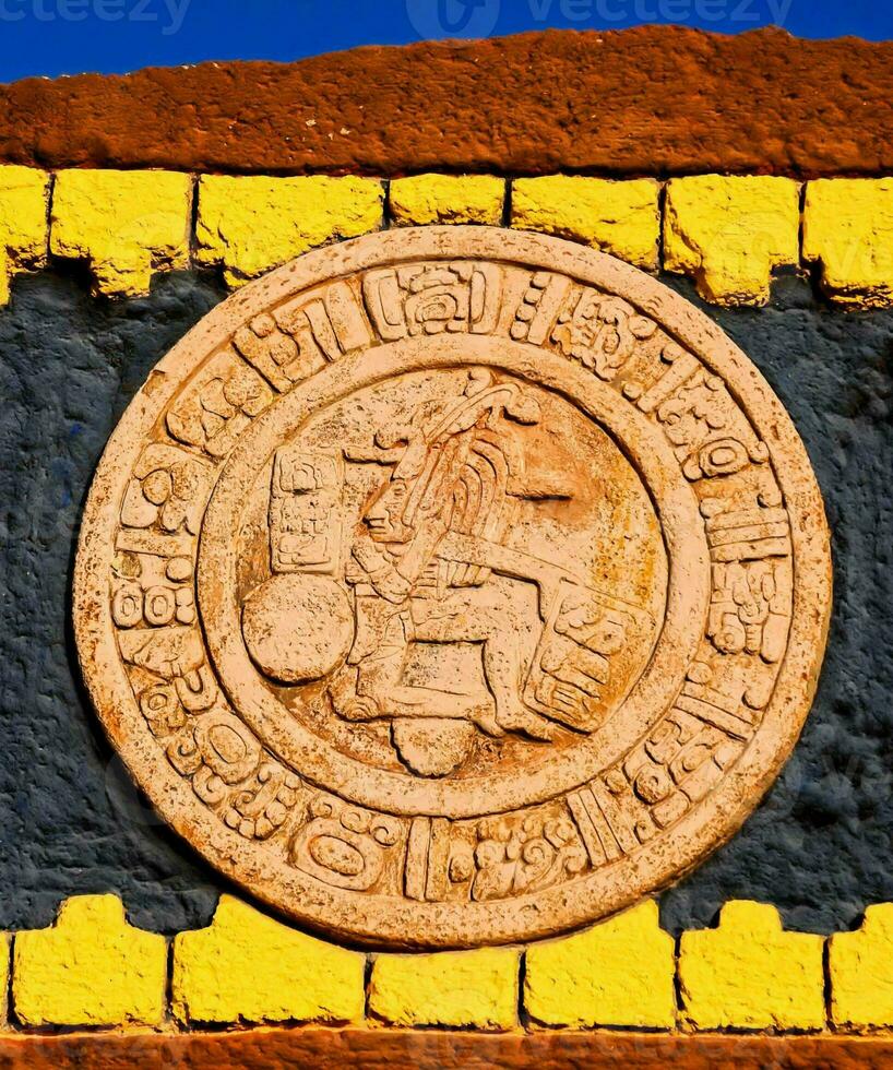 das aztekisch Siegel auf das Mauer von ein Gebäude foto