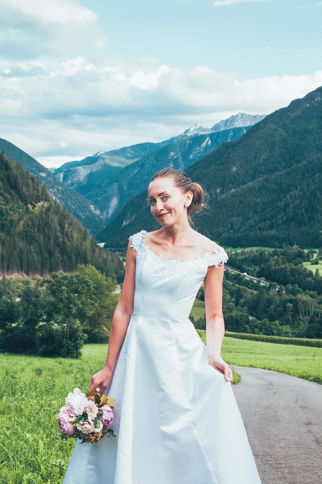 attraktive frau mittleren alters im hochzeitskleid im freien italien foto