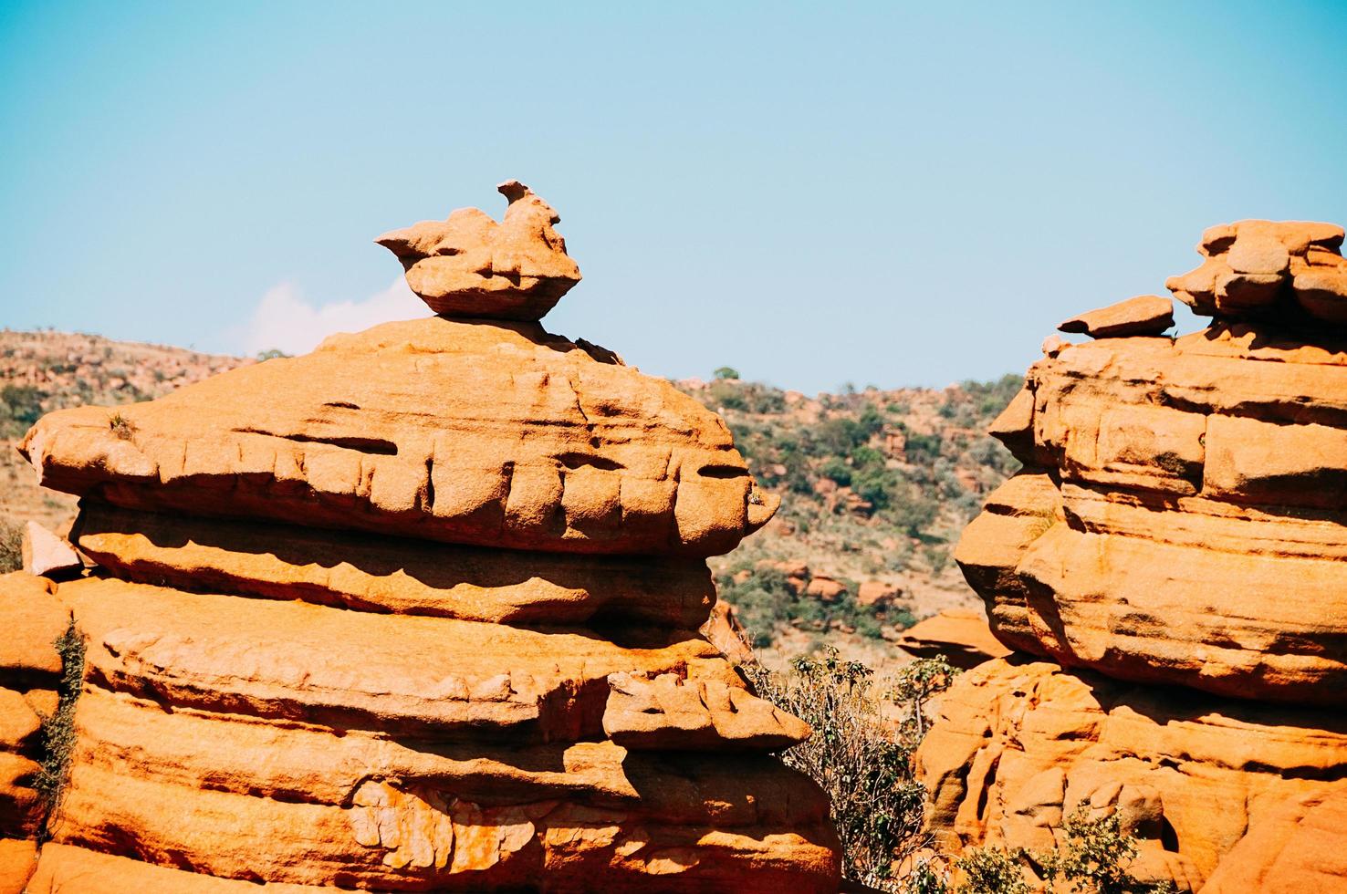 gelbe felsen im südafrikanischen magaliesberg plateau foto