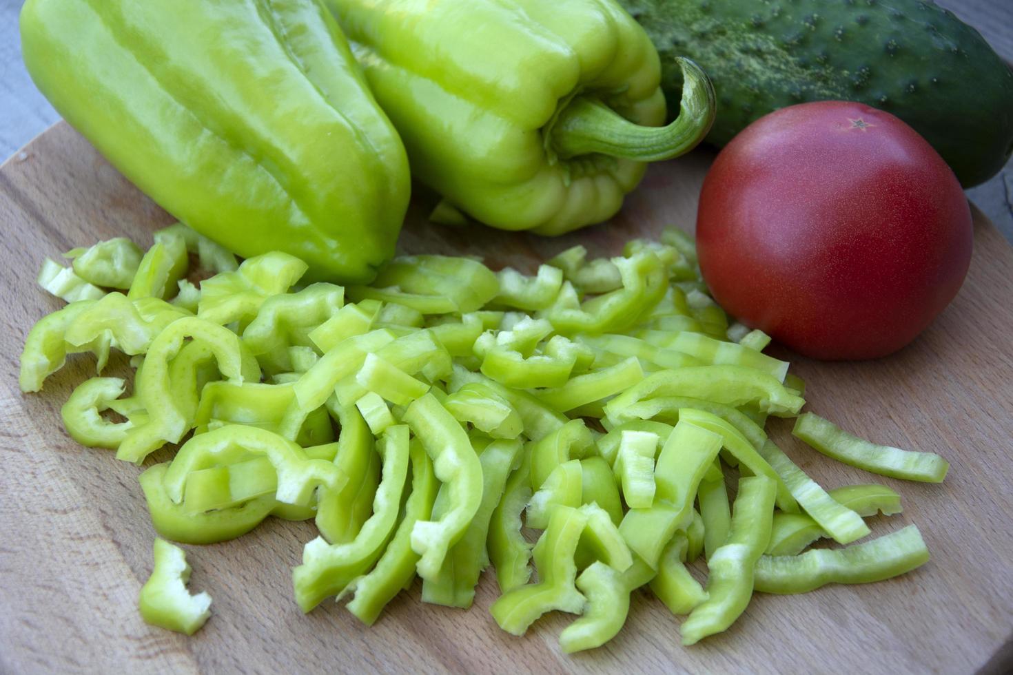 Tomate, Gurke und Paprika liegen auf einem hölzernen Hintergrund foto