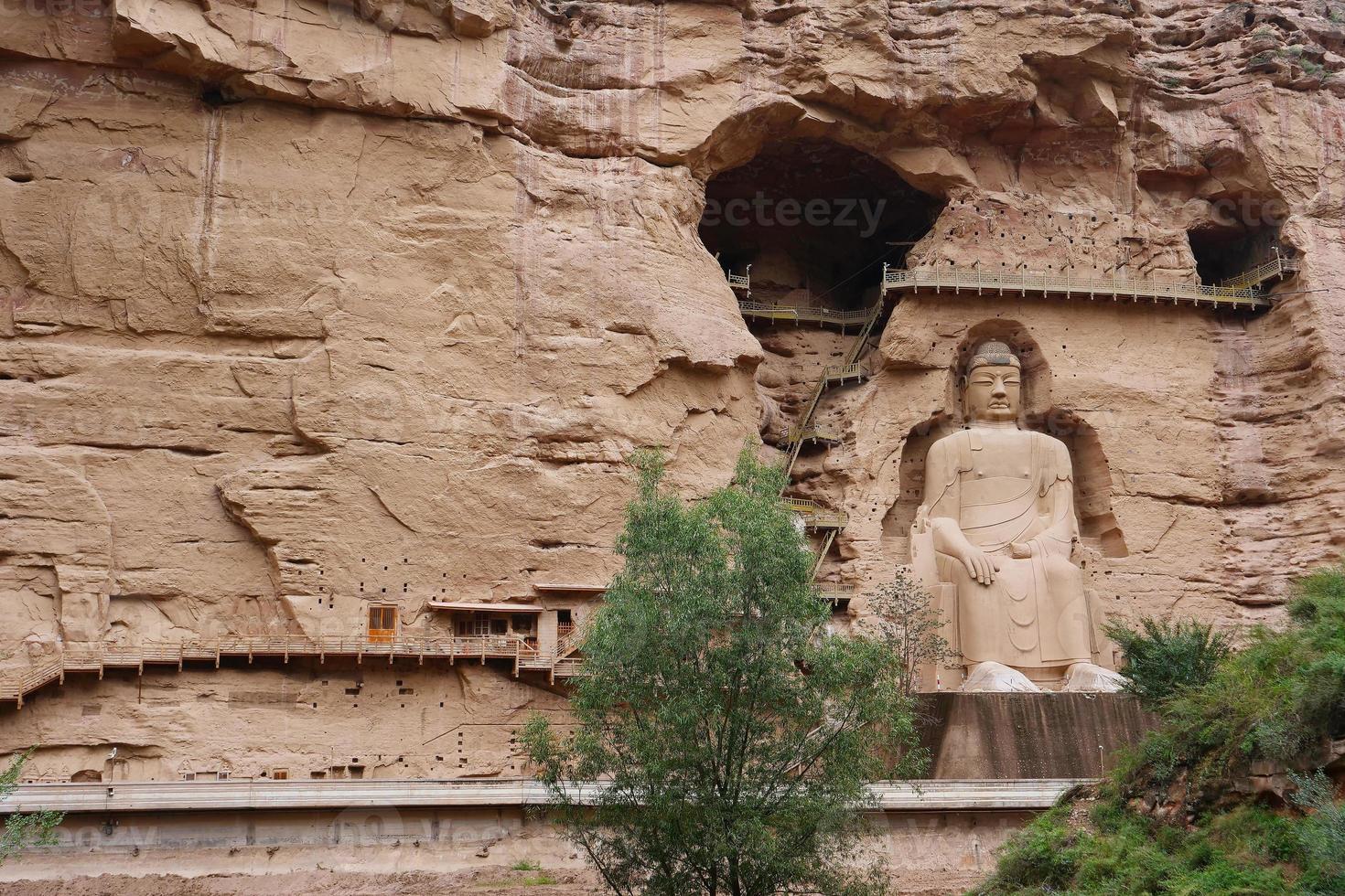 alte chinesische buddha-statue am bingling höhlentempel in lanzhou china foto