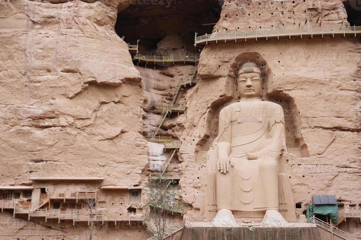 alte chinesische buddha-statue am bingling höhlentempel in lanzhou china foto