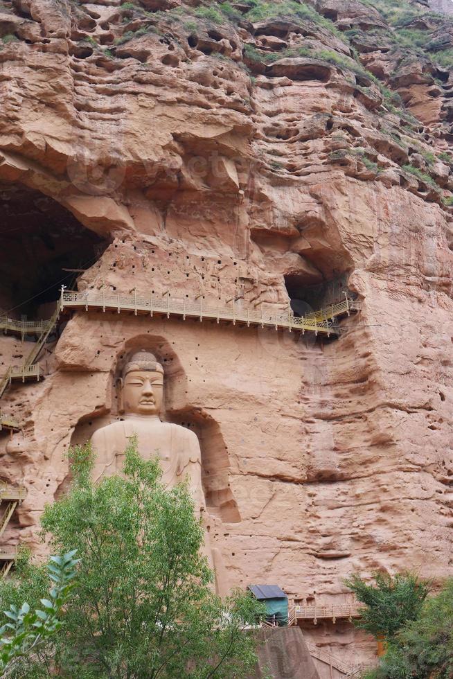 alte chinesische buddha-statue am bingling höhlentempel in lanzhou china foto