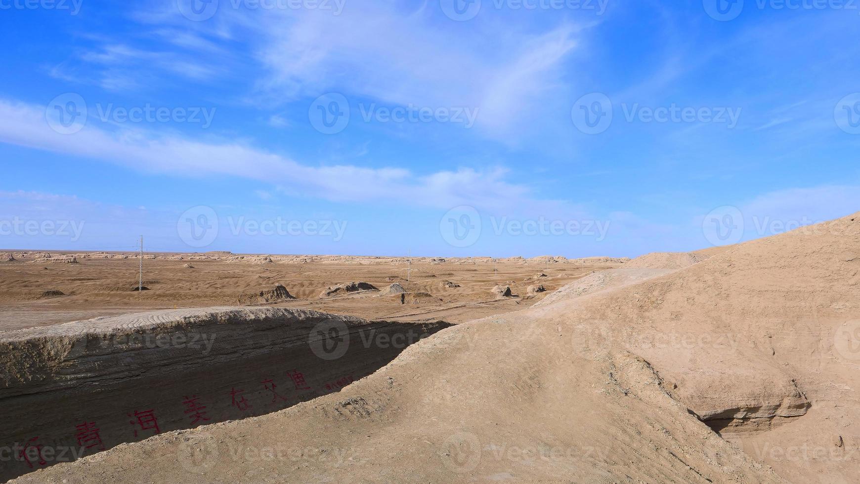 Landschaftsansicht des sonnigen blauen Himmels und des Wüstenbodens in Qinghai-China foto