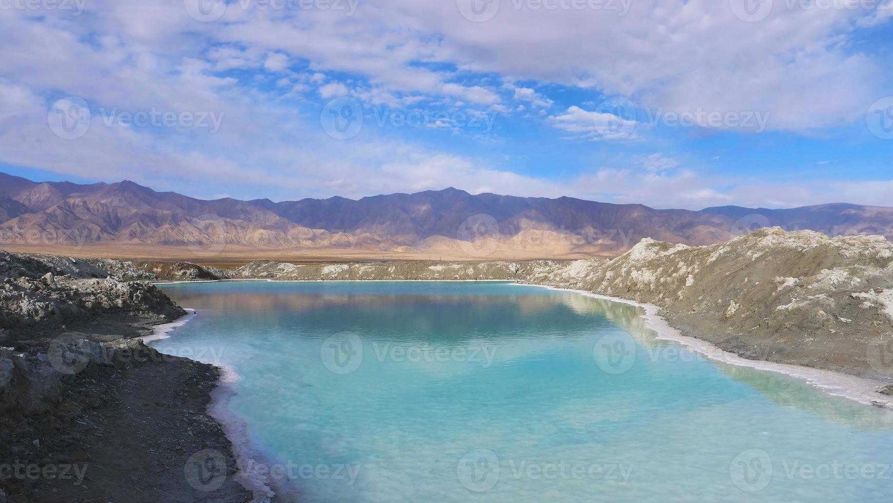 schöne naturlandschaftsansicht des smaragdgrünen salzsees in qinghai china foto