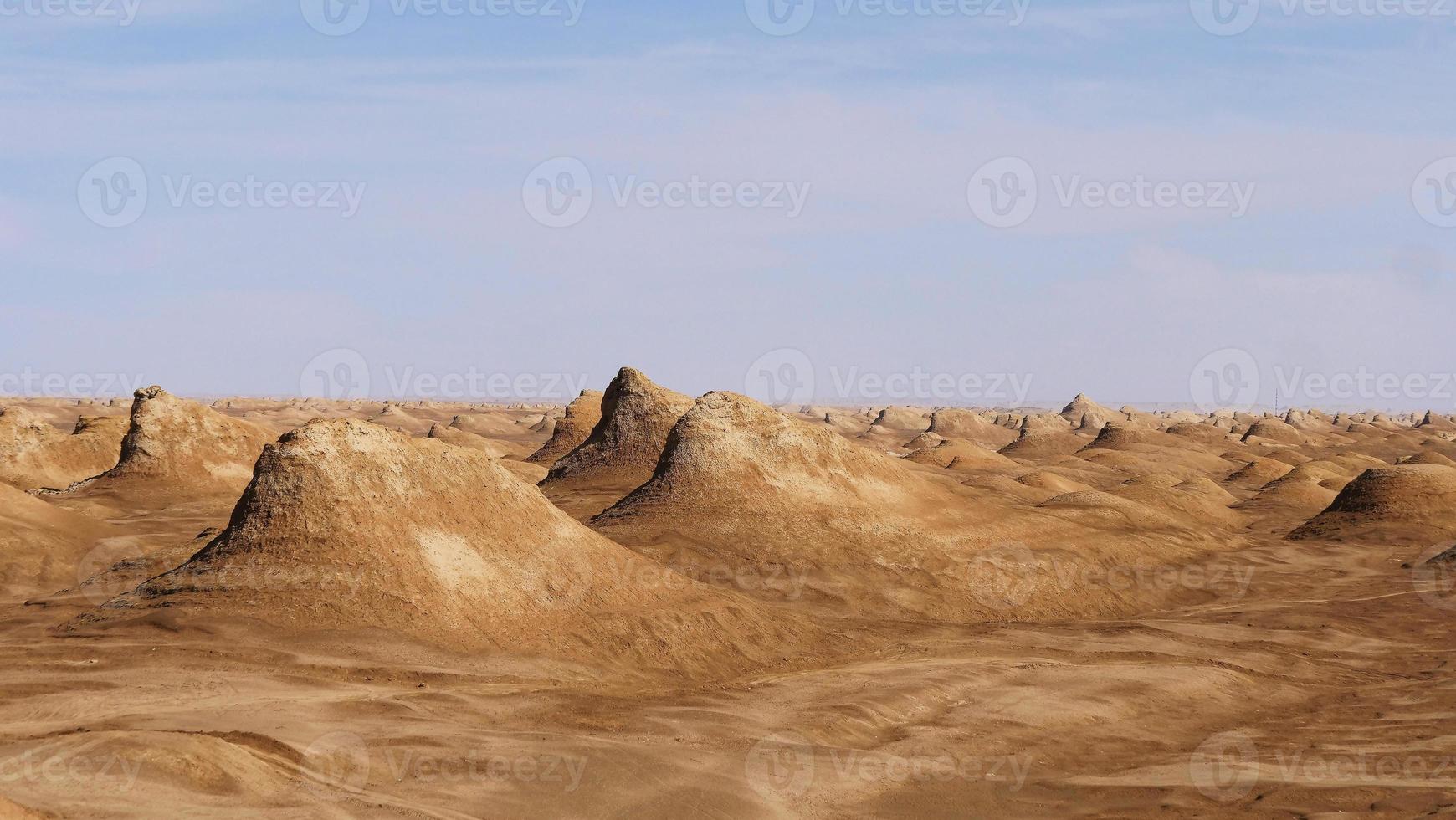 Yardang-Landform und sonniger blauer Himmel in Dunhuang Gansu China foto