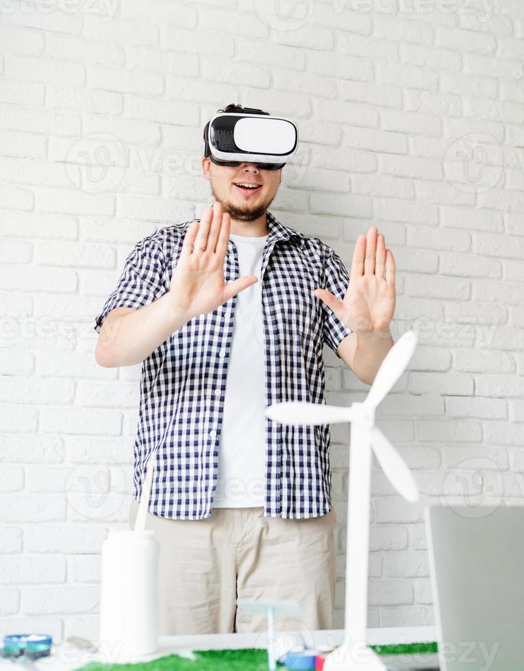 Ingenieur oder Designer mit VR-Brillenvisualisierung foto