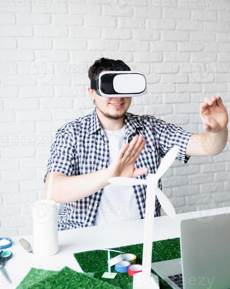 Ingenieur oder Designer mit VR-Brille zur Visualisierung von Energieprojekten foto