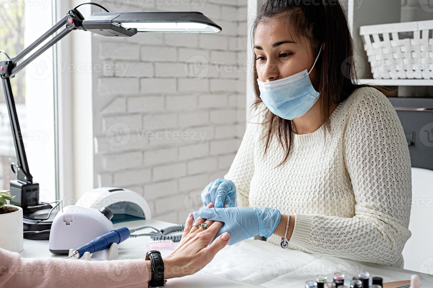 Maniküremeister Reinigung Nägel Maniküre für einen Kunden machen foto