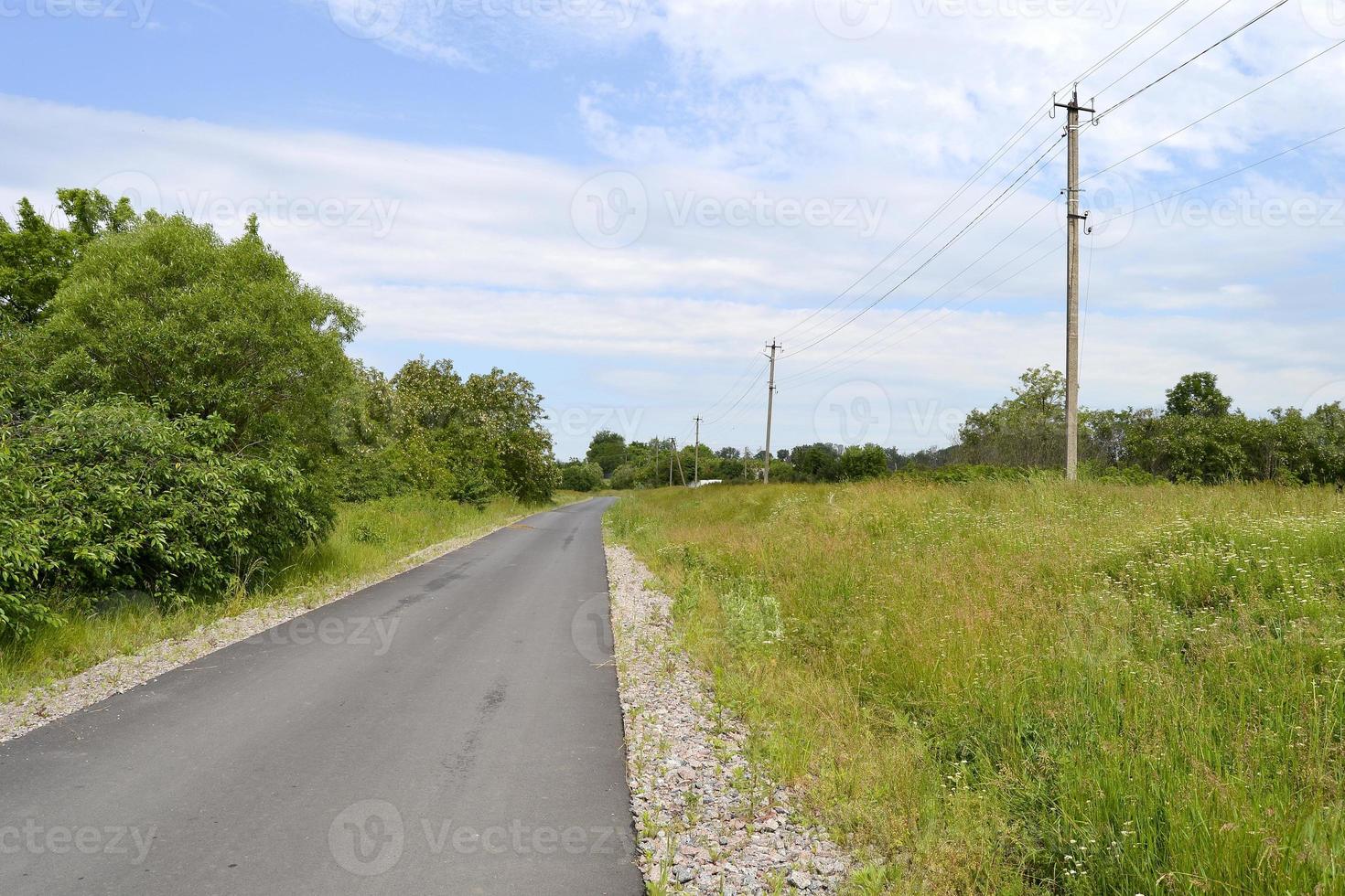 leere Asphaltstraße in der Landschaft auf farbigem Hintergrund foto