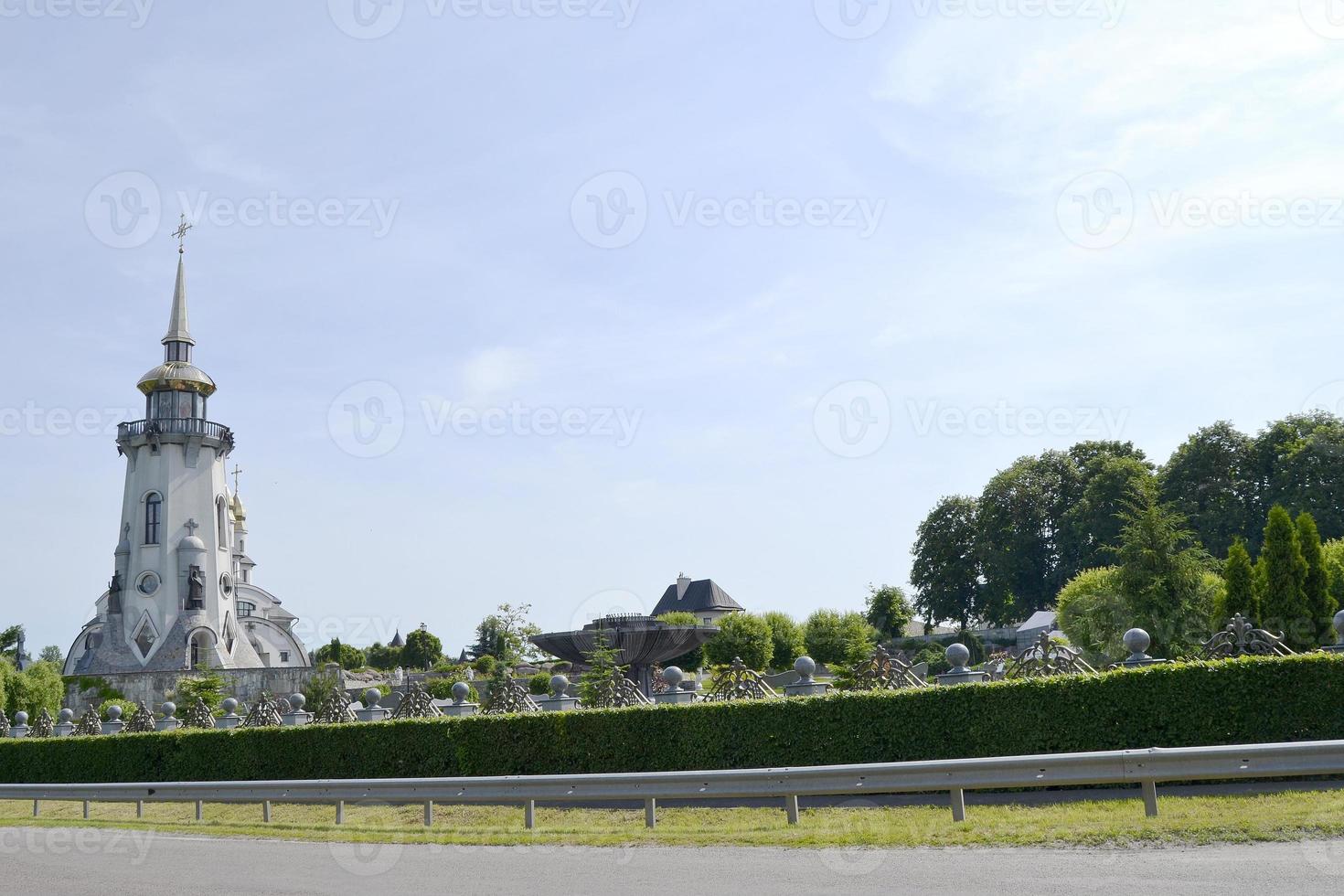 christliches Kirchenkreuz im hohen Kirchturm zum Gebet foto