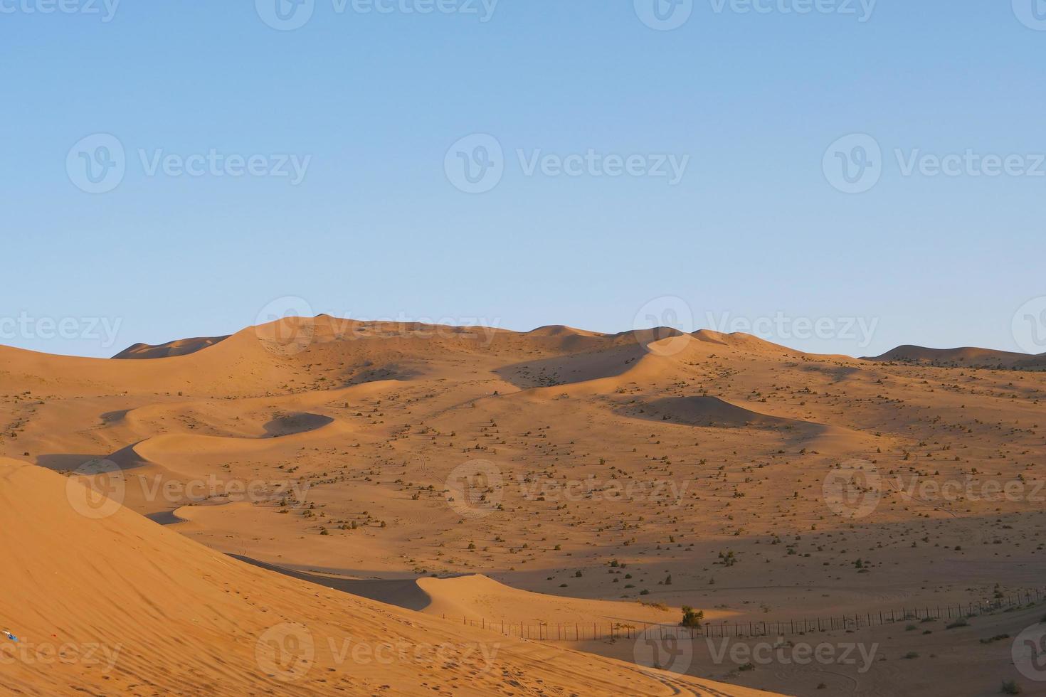 schöne abenddämmerung landschaftsansicht der wüste in dunhuang gansu china. foto