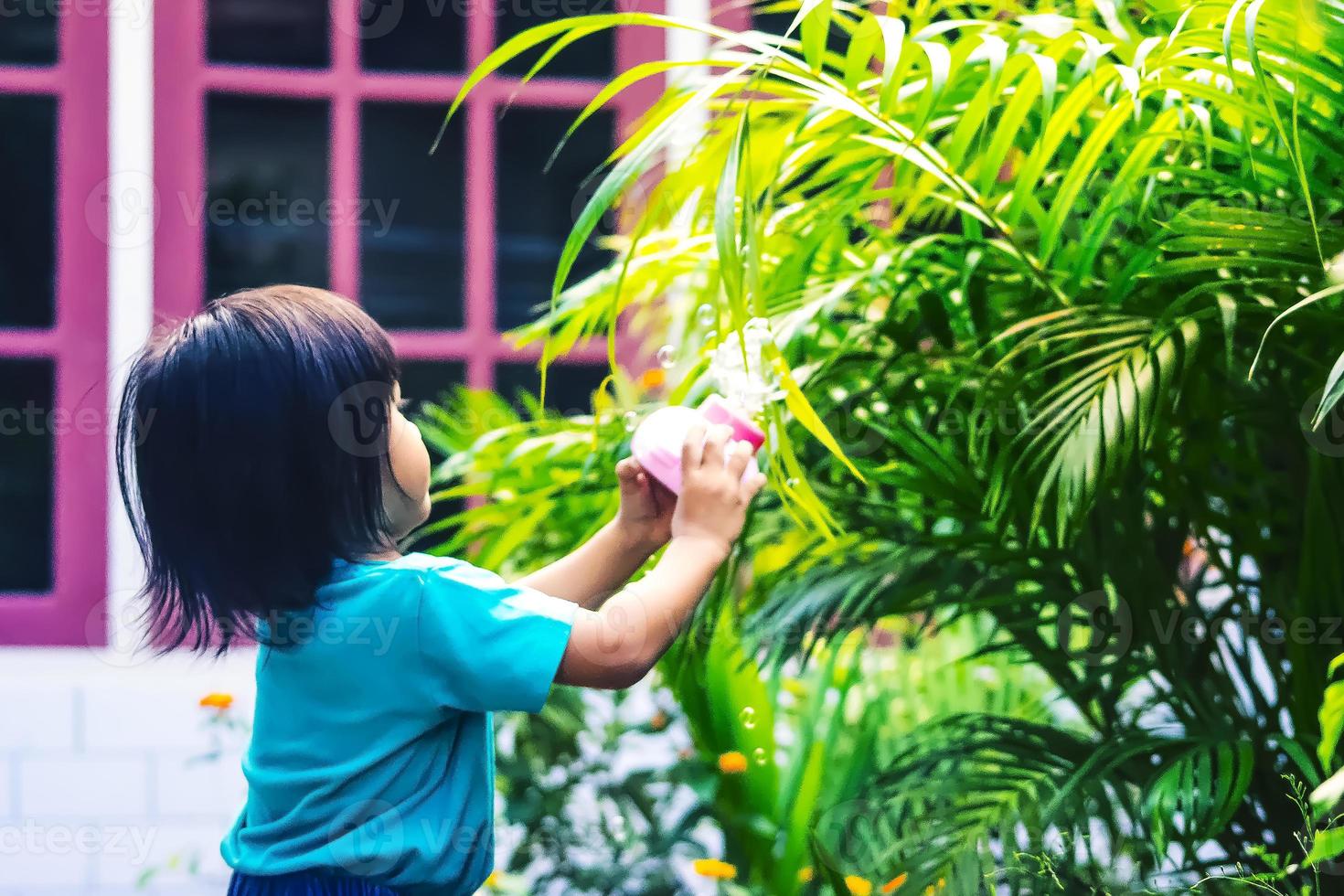 Bubble Maker Spielzeug an der Hand eines Babys foto