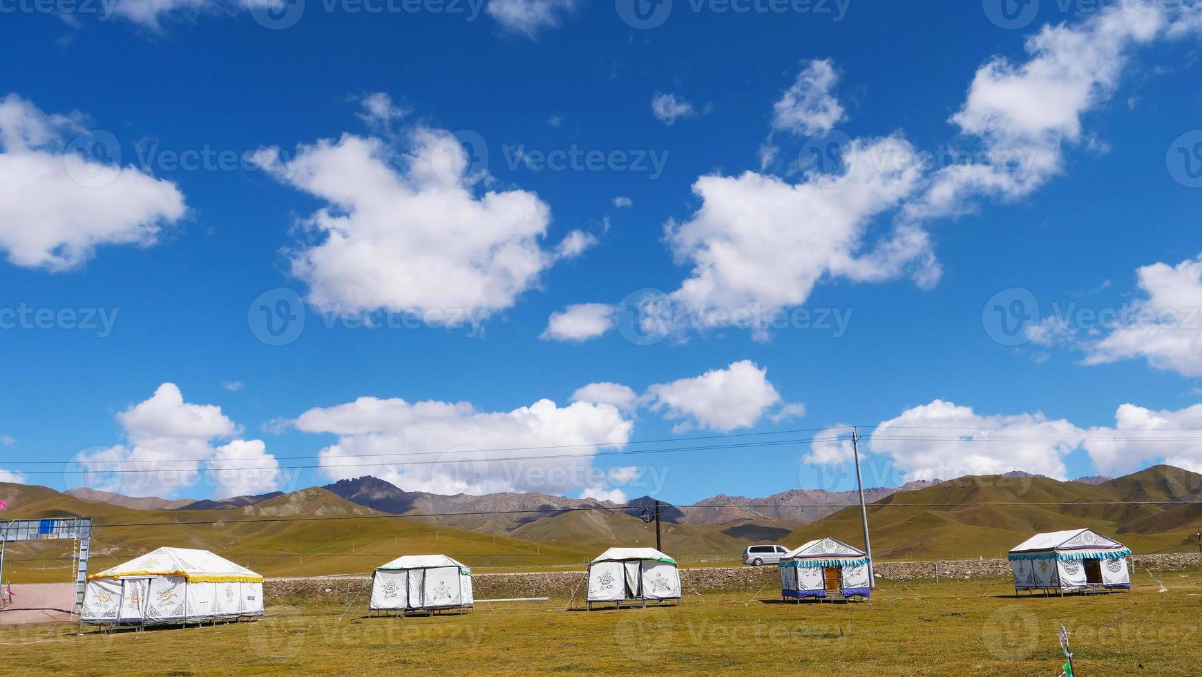 Qilian-Felder des blauen Himmels in Qinghai-China foto