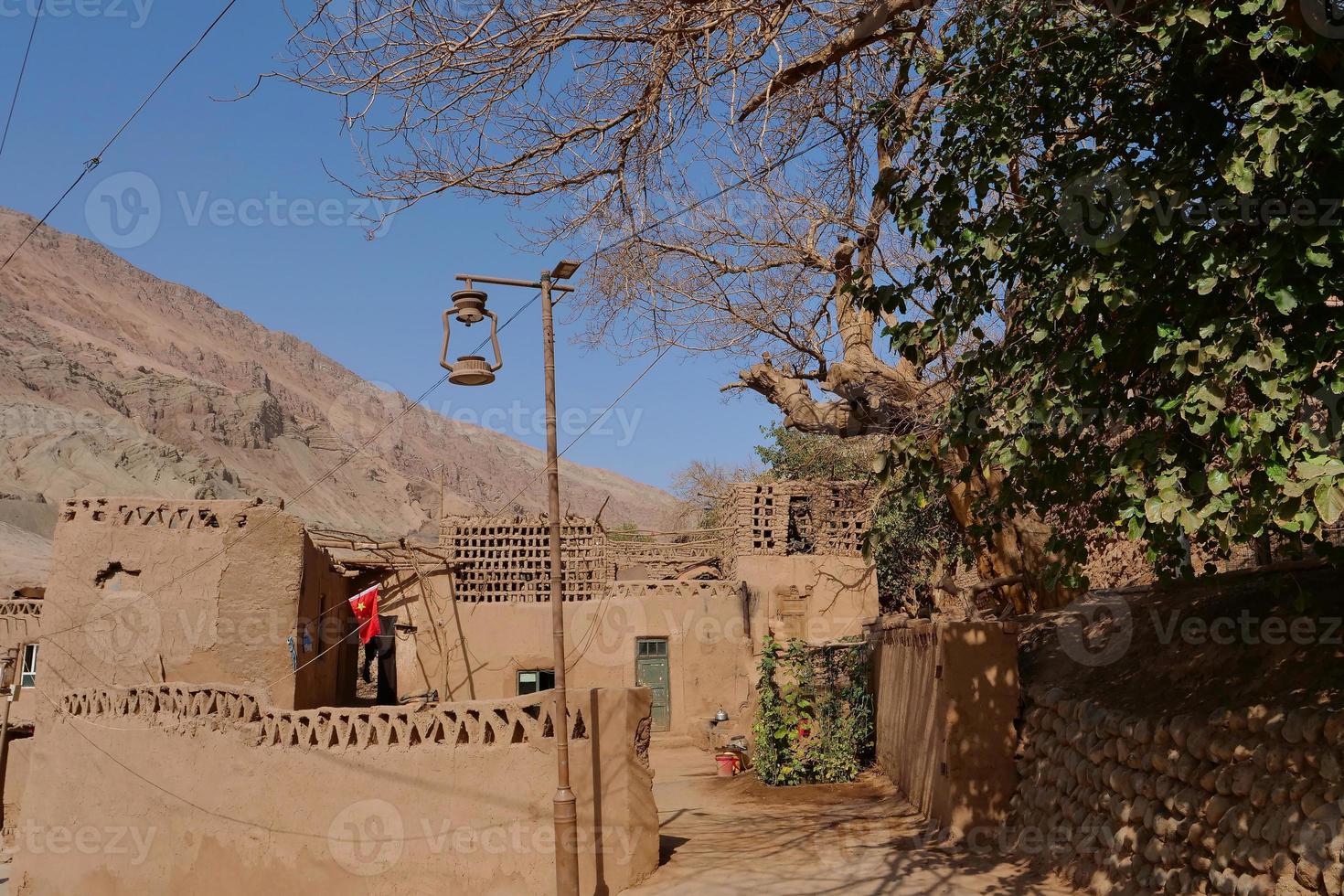 altes Wohnhaus in Tuyoq Dorftal Provinz Xinjiang China. foto