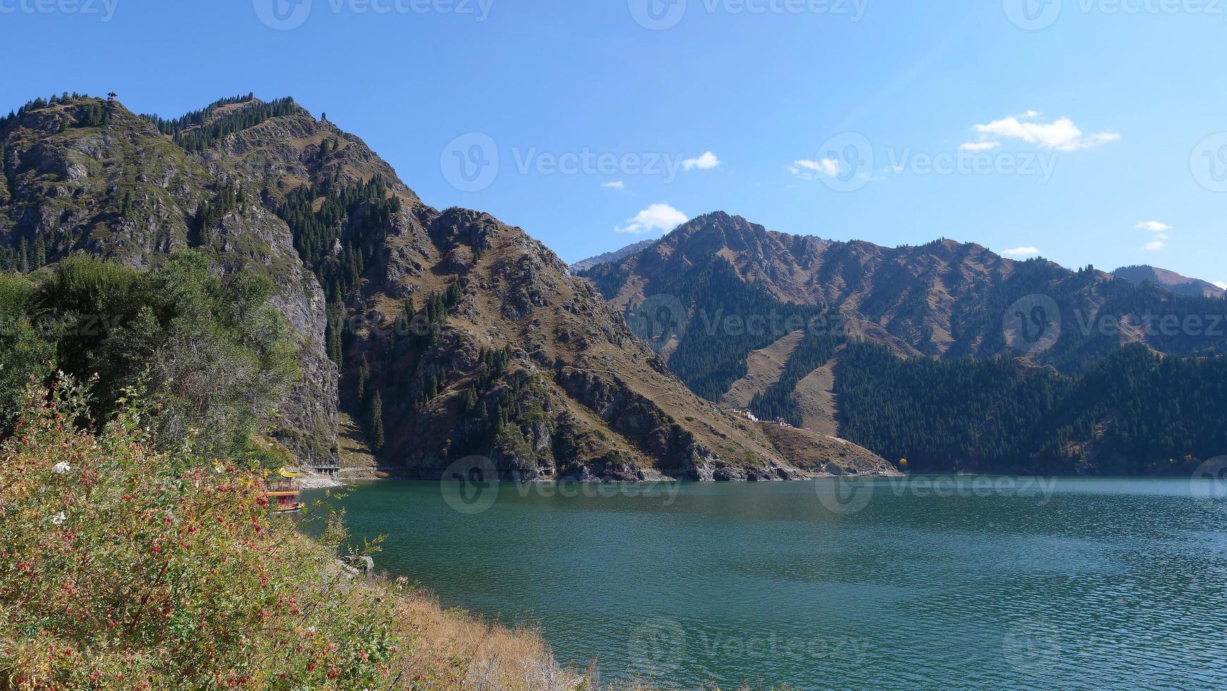 Himmelssee der himmlischen Berge in Xinjiang China. foto