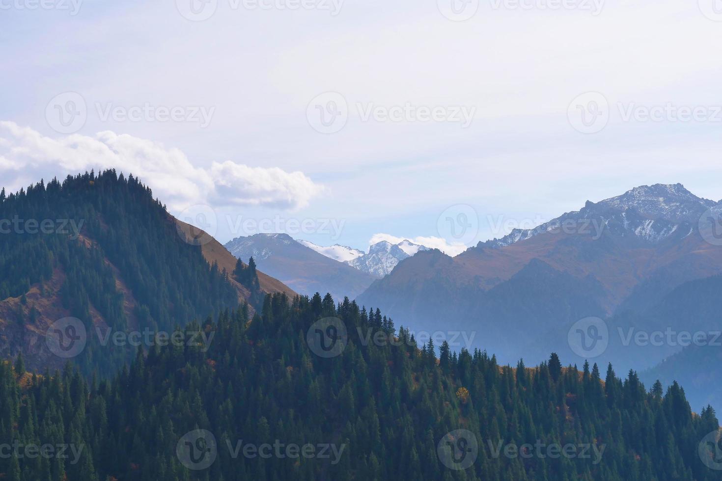 Himmelssee der himmlischen Berge in Xinjiang China. foto