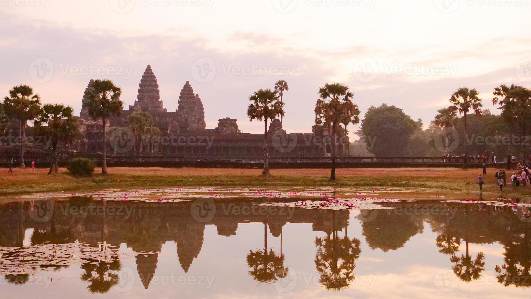 Antikes Tempelerbe Angkor Wat im Morgengrauen in Siem Ream, Kambodscha foto