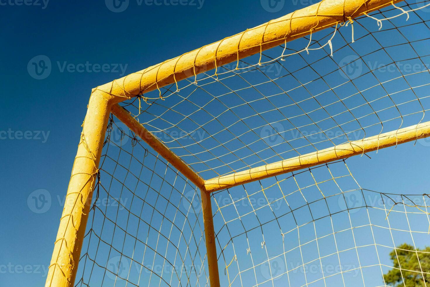 Fußball Tor auf ein sandig Strand in der Nähe von das Meer foto