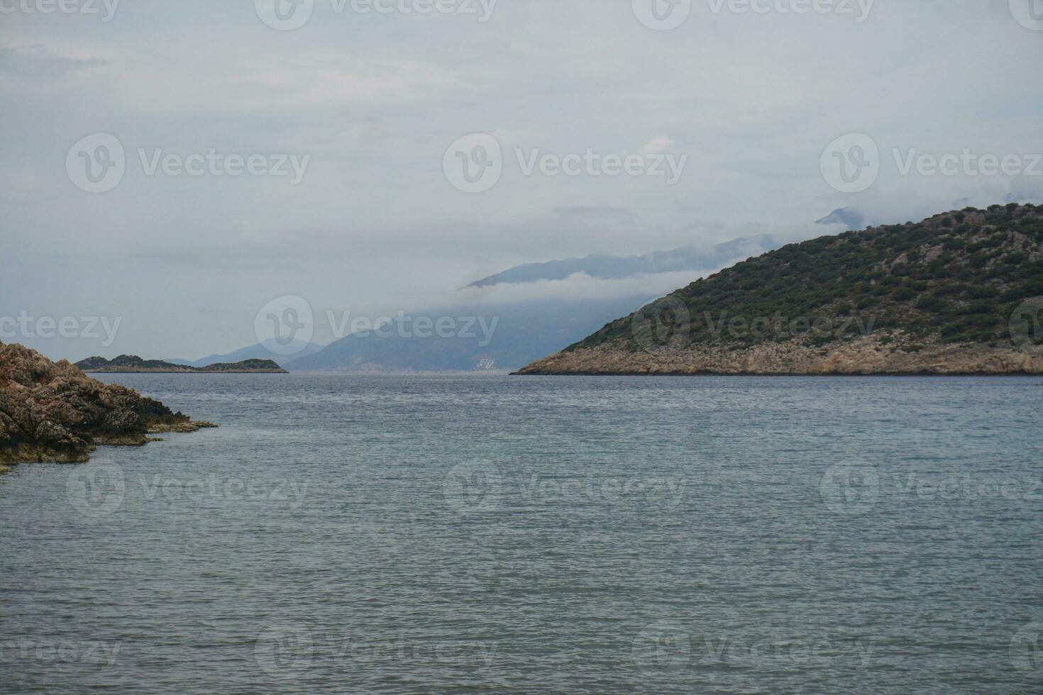 wolkig Tag beim das Meer foto