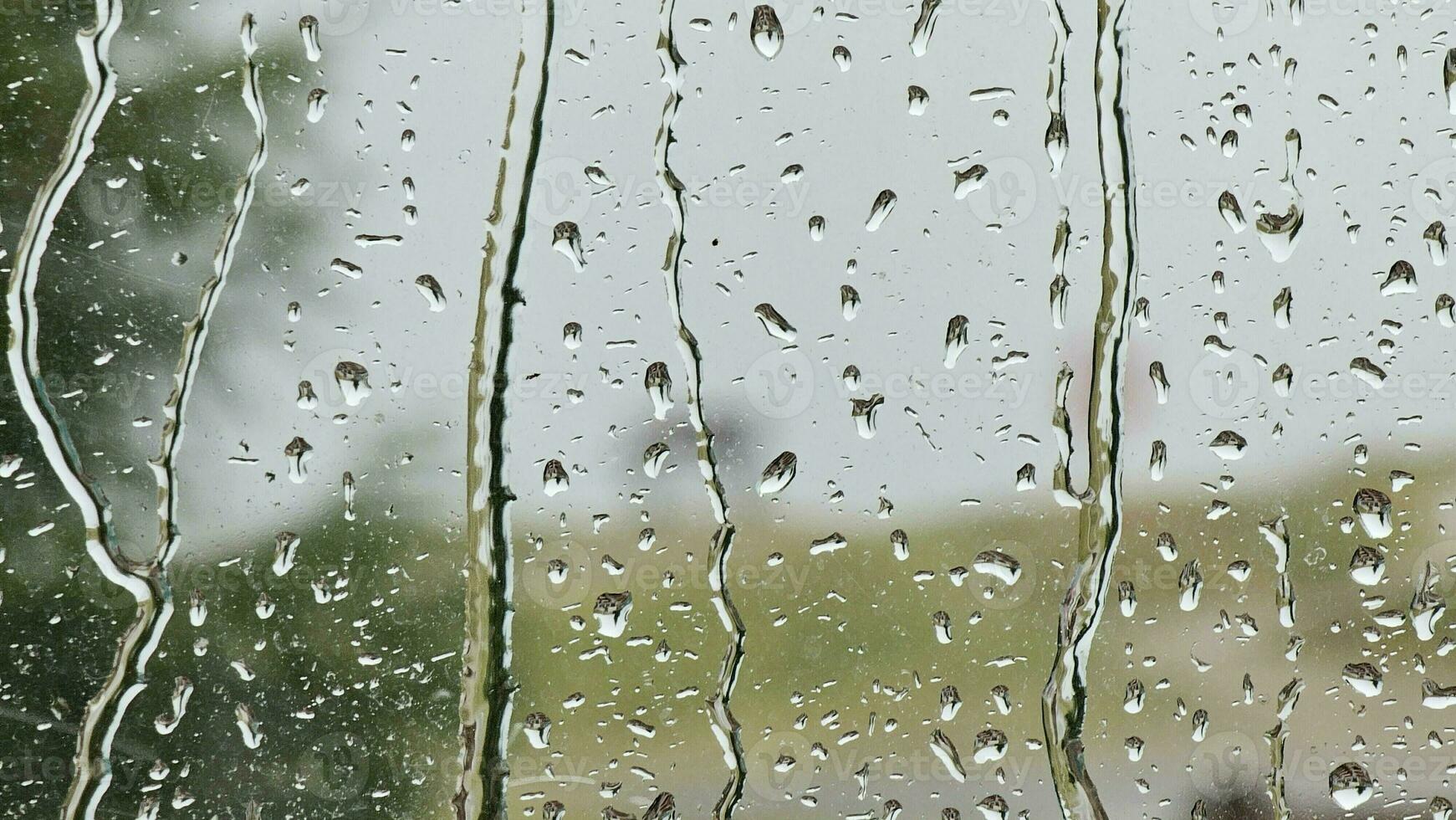 Textur von Wasser Tropfen auf Fenster Glas auf ein Herbst Tag im 2023 foto