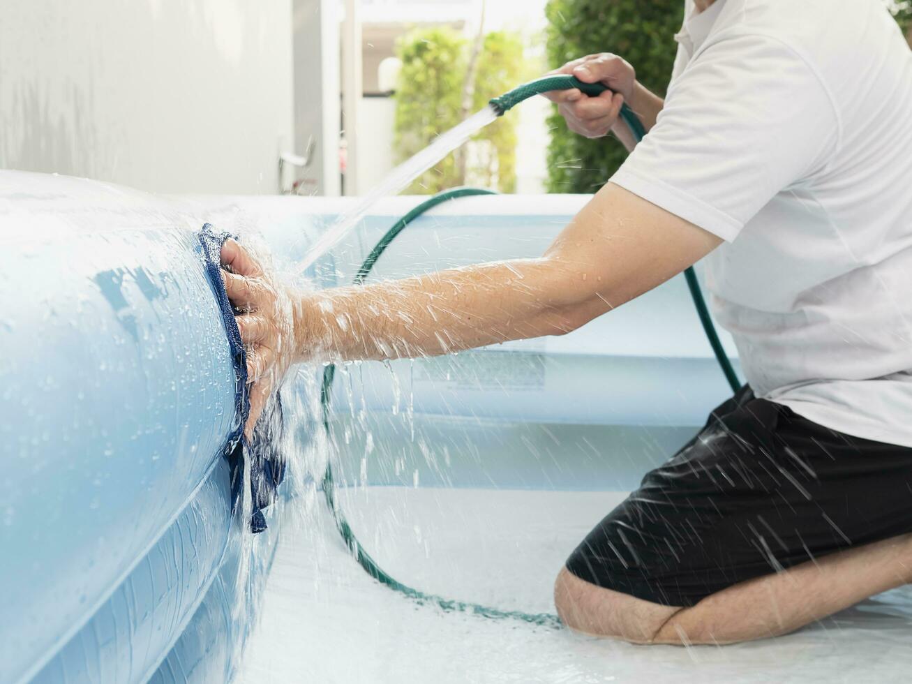 Mann sauber groß Gummi Spielzeug Schwimmbad - - Familie Lebensstil abspielen beim Zuhause Aktivität foto