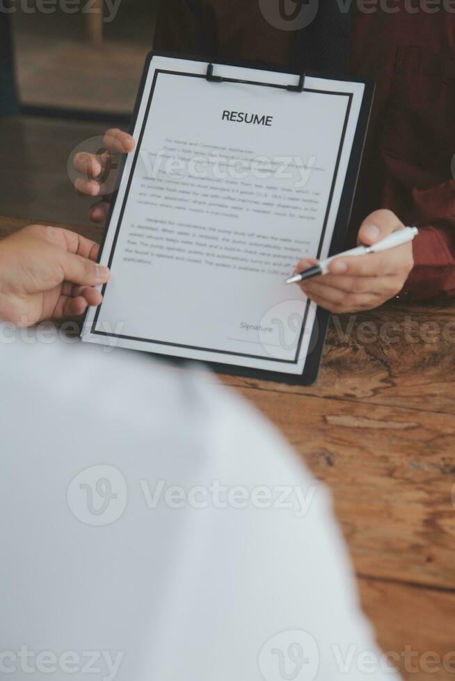 schließen oben Aussicht von Job Interview im Büro, Fokus auf fortsetzen Schreiben Tipps, Arbeitgeber Überprüfung gut Lebenslauf von bereit erfahren Antragsteller, Werber in Anbetracht Anwendung, Std Manager Herstellung Einstellung Entscheidung foto